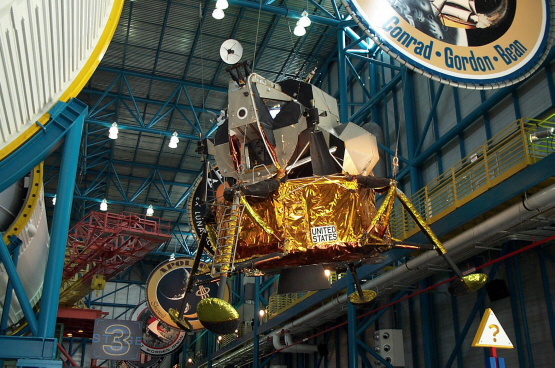 Az eredetileg az Apollo-15-ös küldetésre szánt holdkomp a KSC látogató központjában.