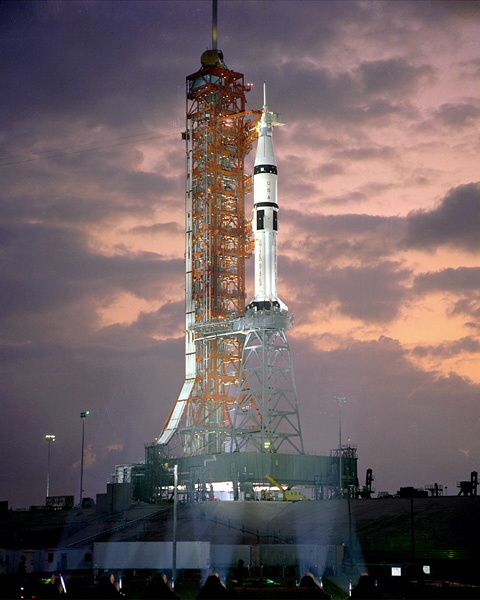 Saturn IB hordozórakéta a Skylab-et kiszolgáló egyik Apollo
űrhajóval, a “sámlin”.