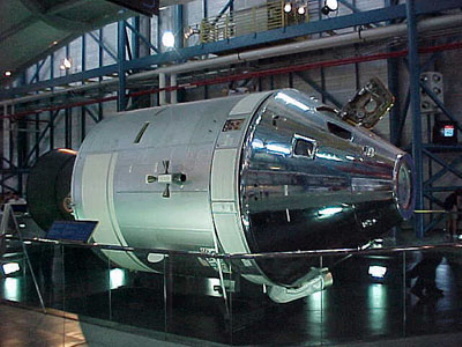 Repülőképes Apollo-űrhajó a látogatóközpontban.  Ezt legalább nem rakták ki az esőre.